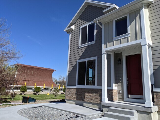 Building Photo - 754 E 950 N