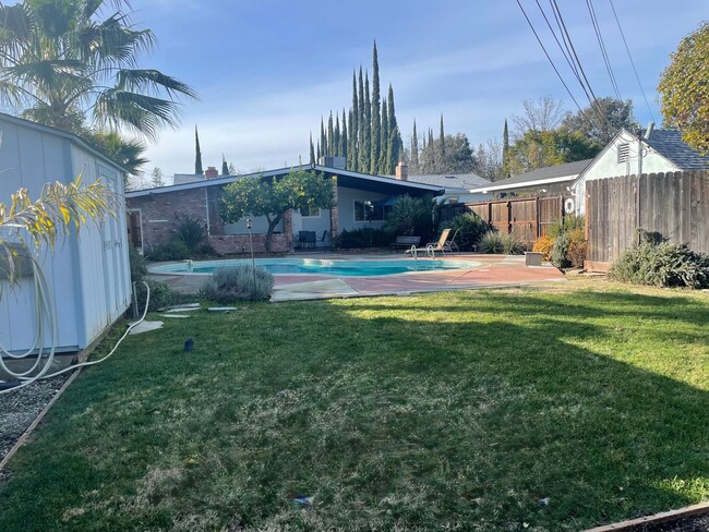 Building Photo - Beautiful Mid Century 3 Bedroom 3.5 Bathro...