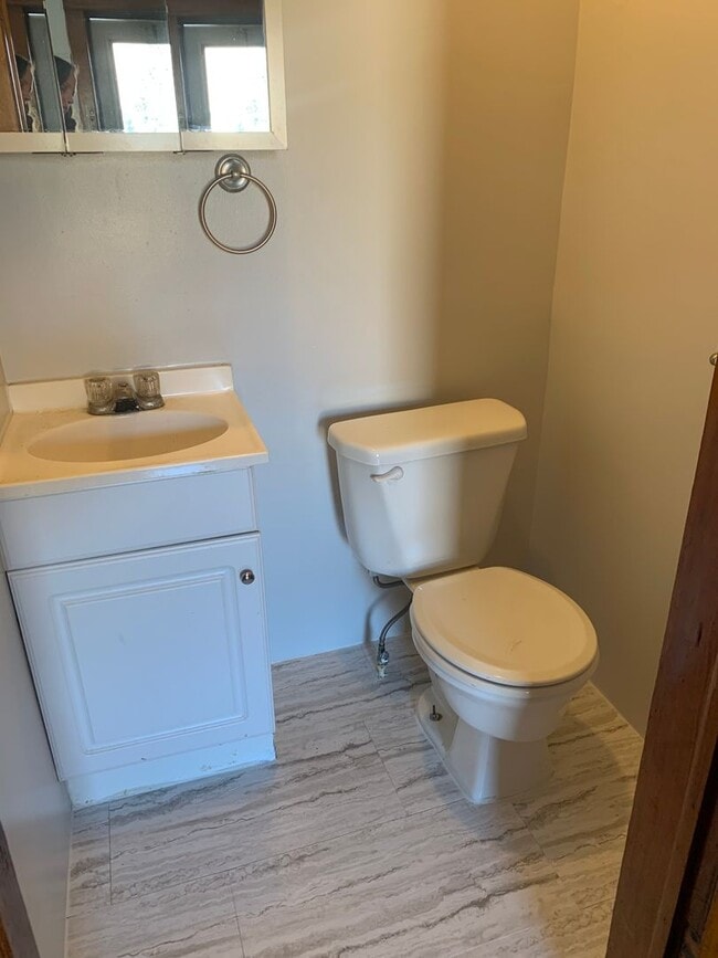Building Photo - Large 4 bedroom, 2 bath home-Beautiful hom...