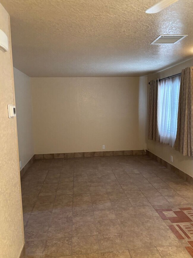 Building Photo - NEWLY REMODELED 1 BED 1 BATH