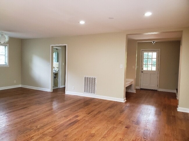 Building Photo - Newly Remodeled Mid Century Style Home!!