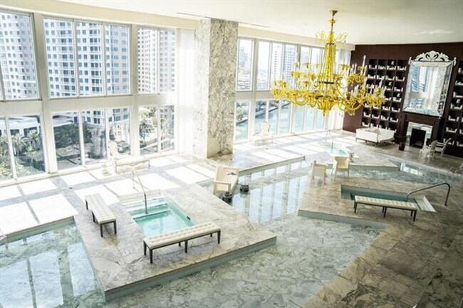 Building Photo - 495 Brickell Ave