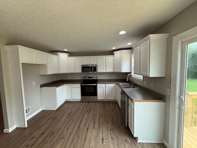 Building Photo - Updated home in Nixa