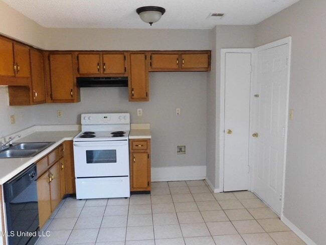 Building Photo - 5820 Briarwood Dr