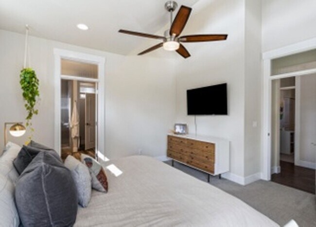 Building Photo - Beautiful Mid-Century Modern Home with lot...