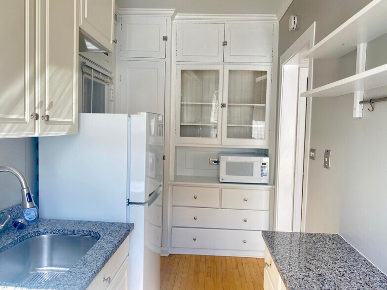 Building Photo - 834 Hinman Ave
