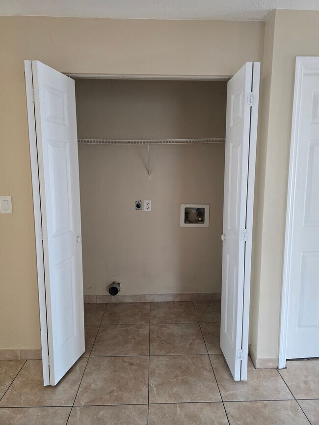 Building Photo - 3 bedroom 1 bath home