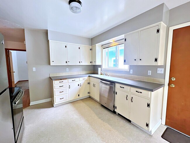 Building Photo - 3385 SE 10th Ave