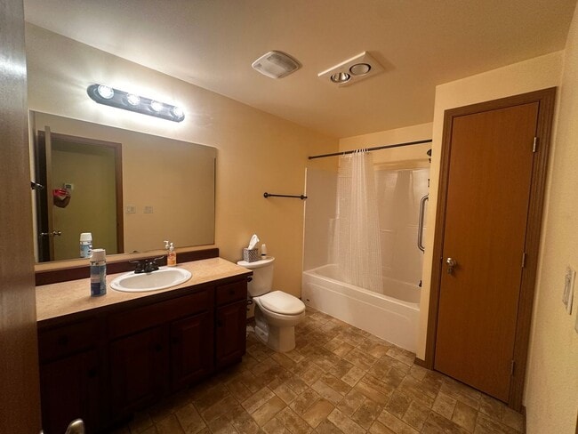 Building Photo - Nice 3 bedroom 2 bath home with den/media ...