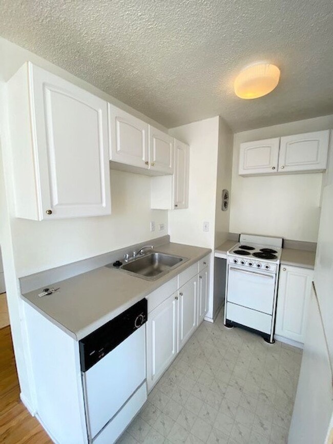 Building Photo - One bedroom with parking in Waikiki