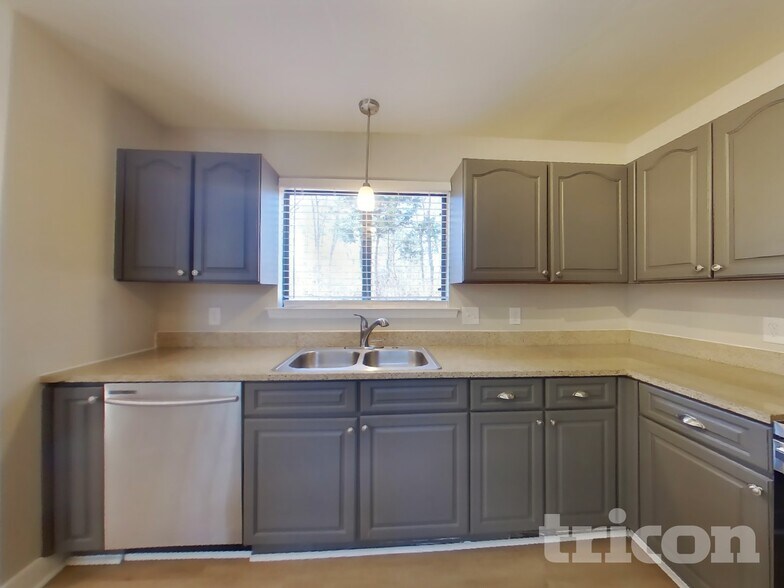 Building Photo - 2405 Ravine Dr