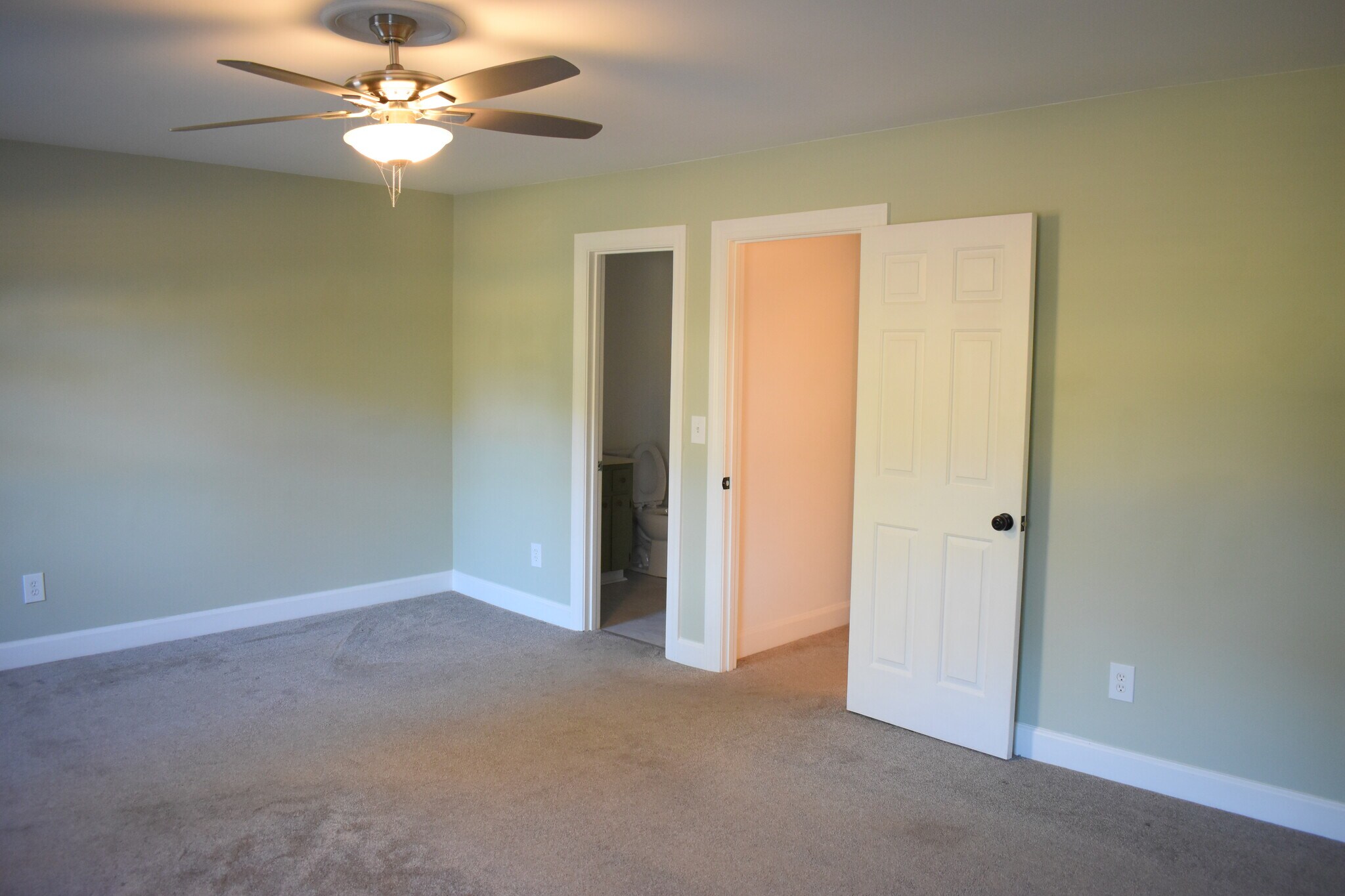 Building Photo - 2720 Oleander Dr