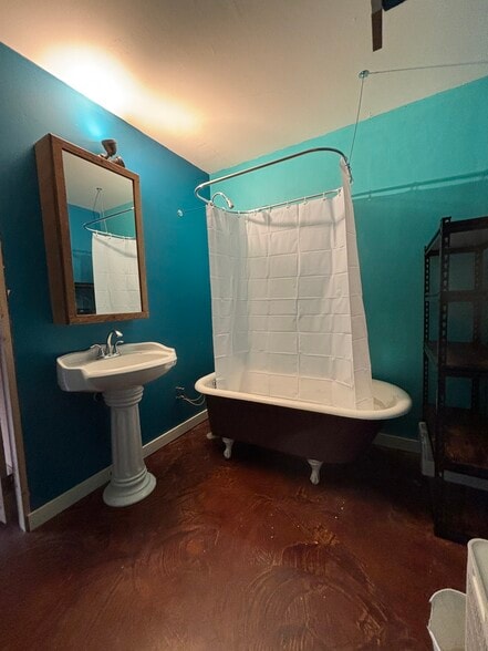 Building Photo - 2745 SE Bloomfield Rd