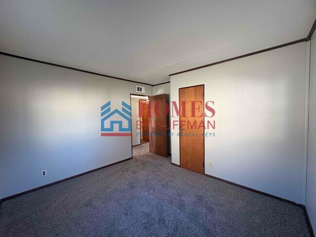 Building Photo - Three Bedroom House | Off Street Parking