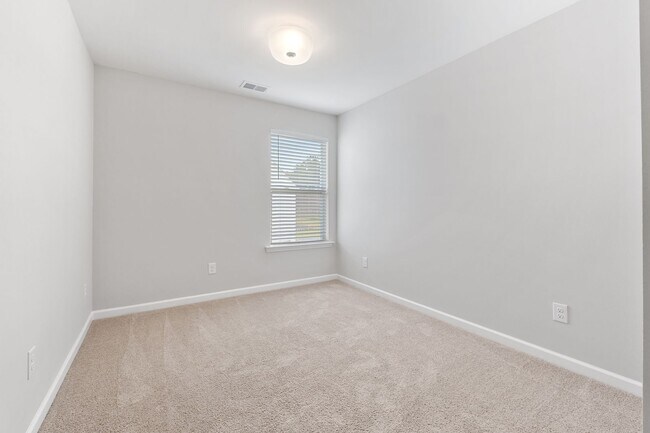 Building Photo - Easy Living in North Creek Village!