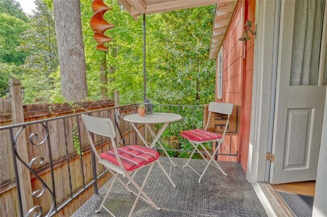 Building Photo - 883 Amsterdam Ave NE