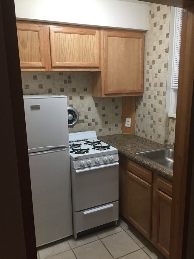 Building Photo - 2BR/1BA - East Campus - Swift access to Class! Water Included! AVAIL. NOW