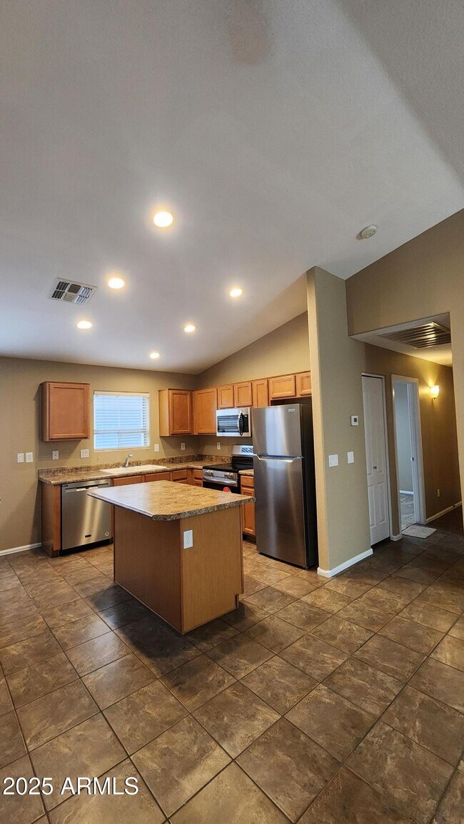 Building Photo - 42539 W Hillman Dr