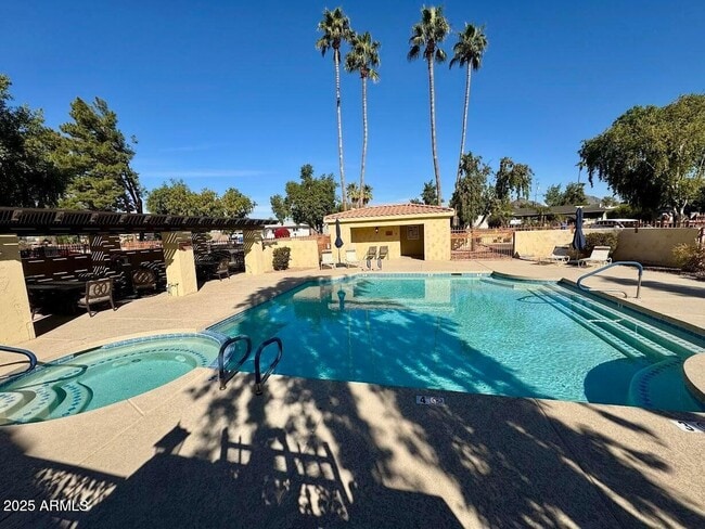 Building Photo - 1333 E Morten Ave