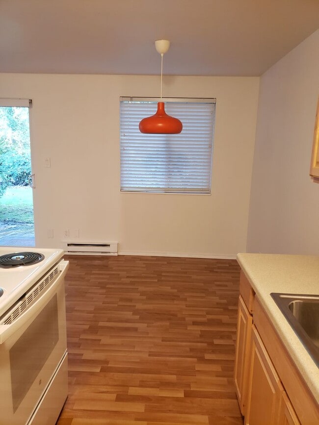 Building Photo - 1 Bedroom 1 Bath Condo with 1 Carport Park...