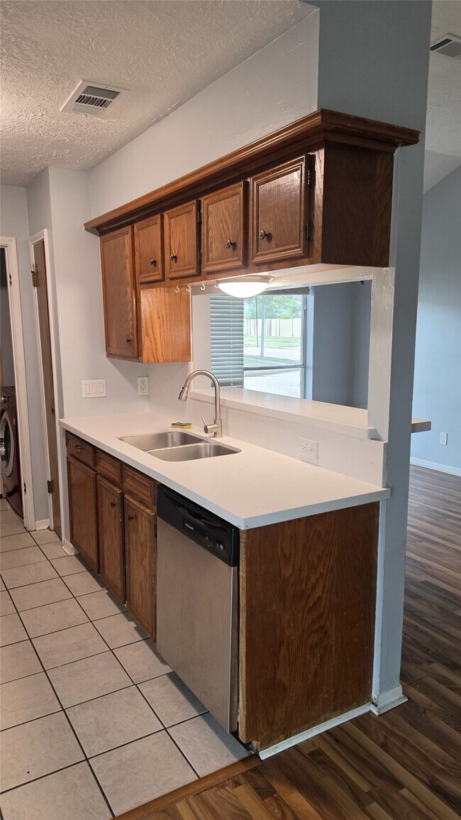 Building Photo - 1502 Sudbury Dr