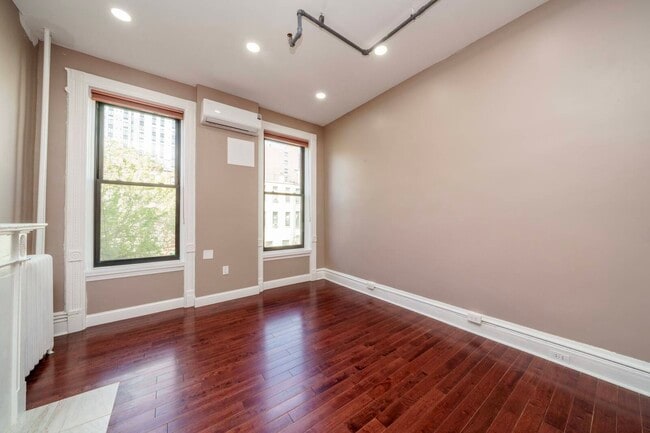 Building Photo - 211 W 122nd St