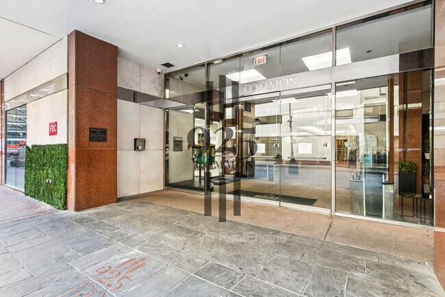 Building Photo - 925 Common St