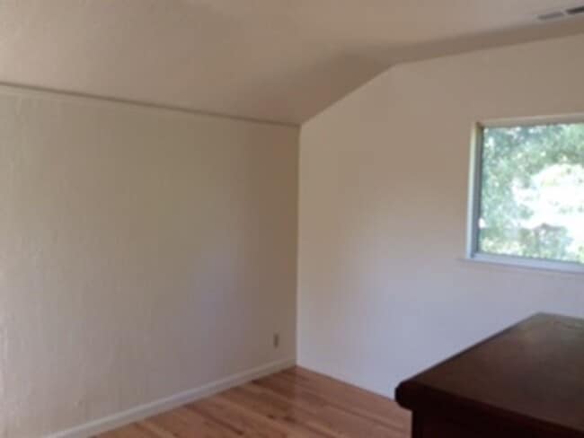 Building Photo - Light-Filled 3bedroom/2bath Near Highway &...