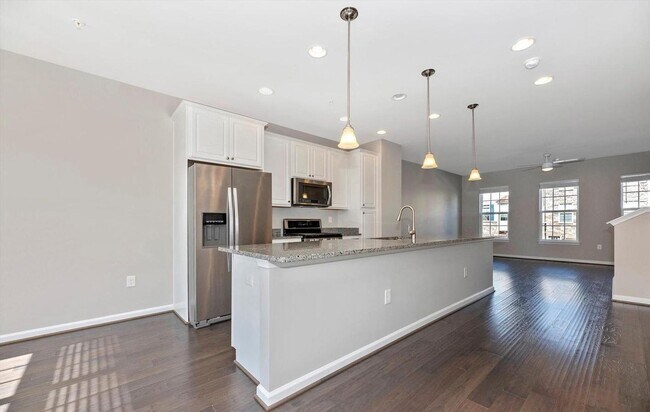 Building Photo - 3 level townhouse (newer construction) in Jefferson Place Community available early June!