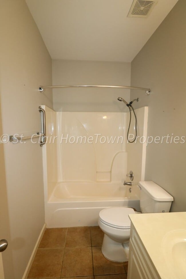 Building Photo - Desirable Community of Avalon