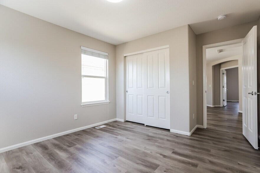 Building Photo - 1711 Red Poppy Dr
