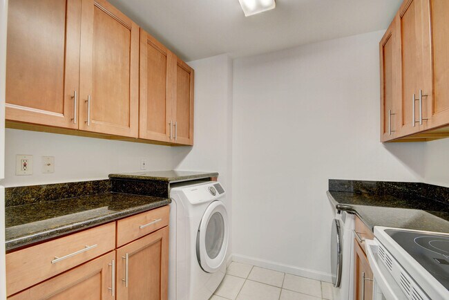 Building Photo - 2020 Greenview Shores Blvd