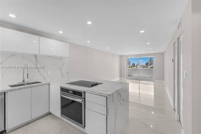 Primary Photo - 1331 Lincoln Rd