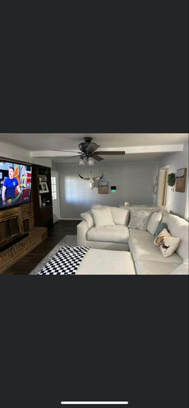 Building Photo - 606 W Ridge Dr