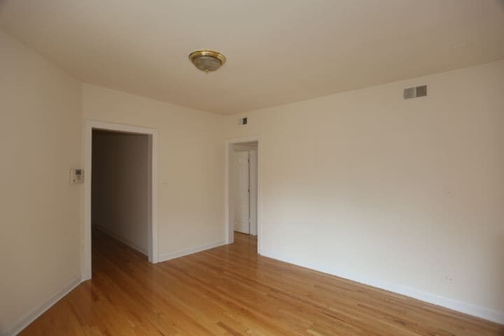 Building Photo - 828 W Waveland Ave