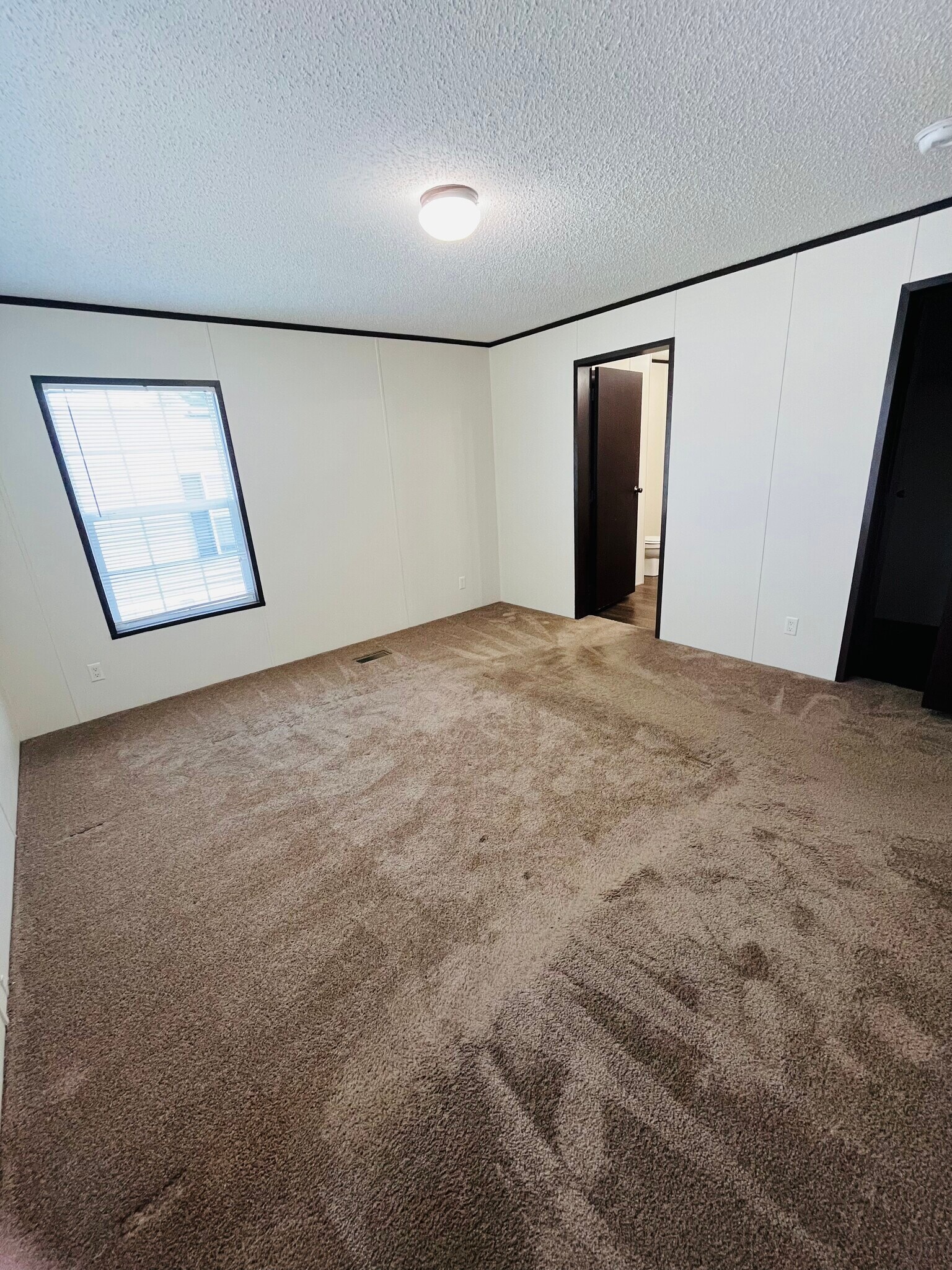 Building Photo - 15621 Pine Ridge Dr