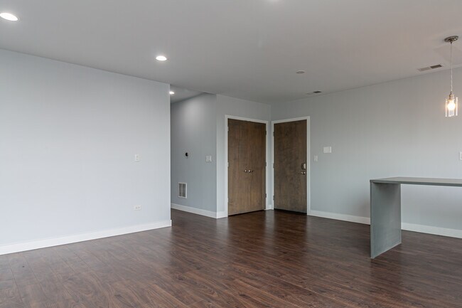 Building Photo - 3307 N Sheffield Ave