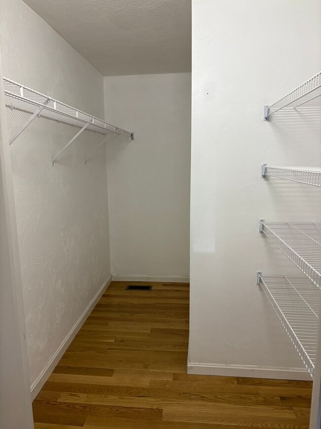 Building Photo - Private Home | 3 Bedroom 2 Bathroom | Huge...