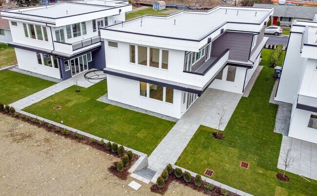 Building Photo - Edgewood Stunner