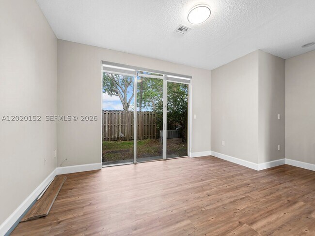 Building Photo - 1049 NE 42nd Ave