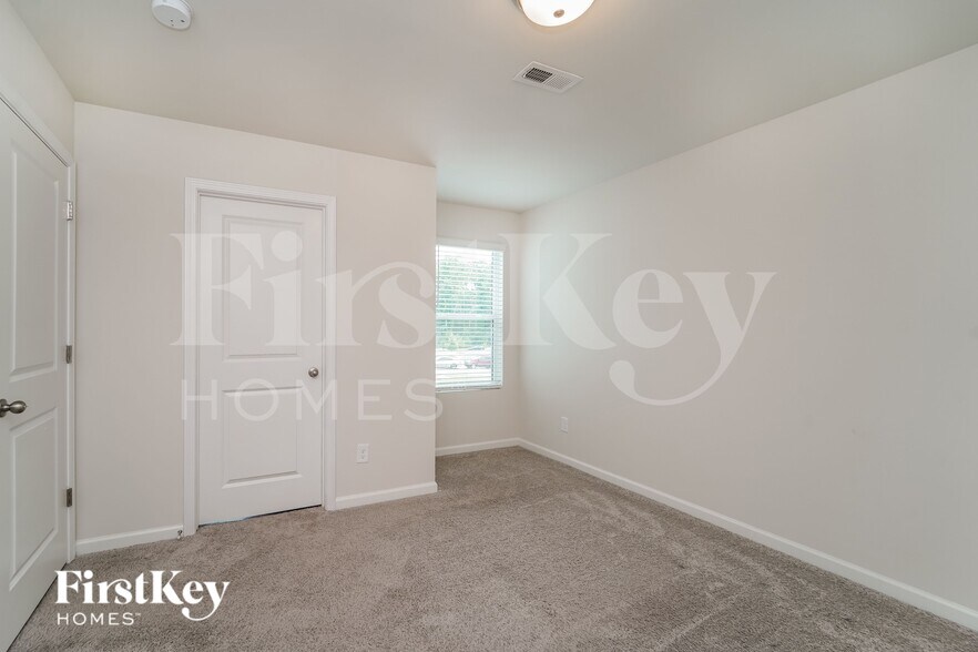 Building Photo - 2035 Cypress Village Dr NW