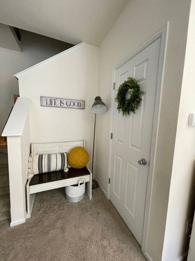 Building Photo - Gorgeous 3 Bed / 2.5 Bath Townhome, 1 Car ...