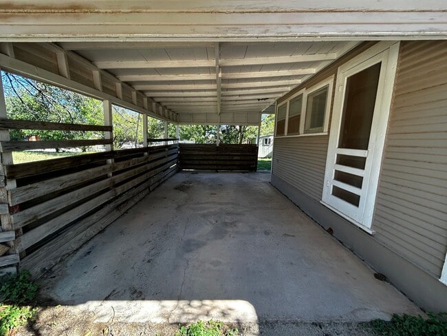 Building Photo - 826 E N 15th St