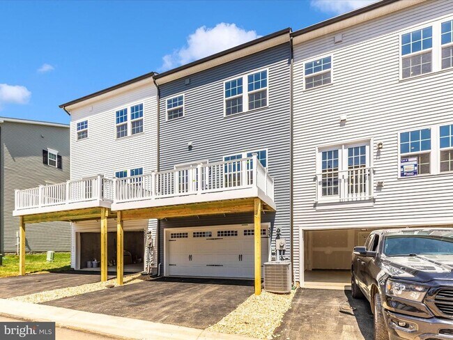 Building Photo - 353 Marquis St