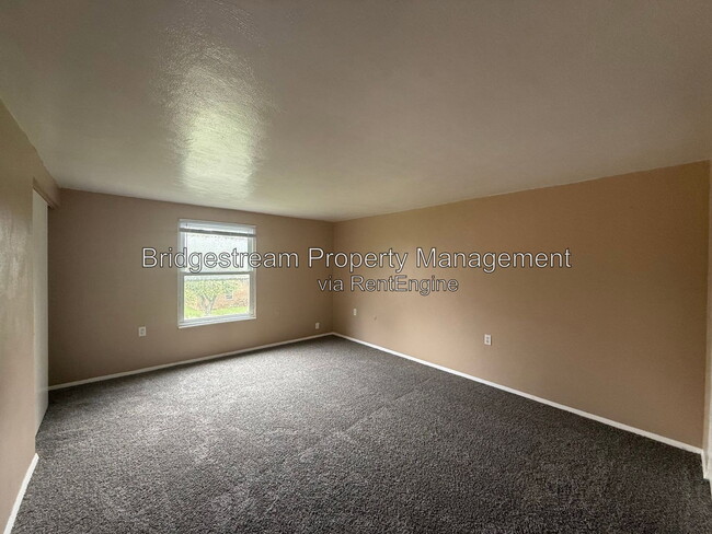 Building Photo - 156 Forest St