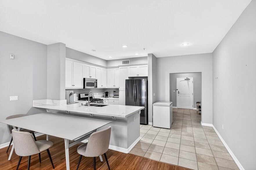 Building Photo - 629 Traction Ave