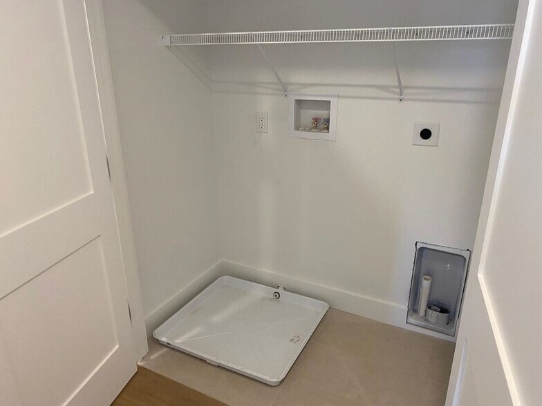 Building Photo - 53 River