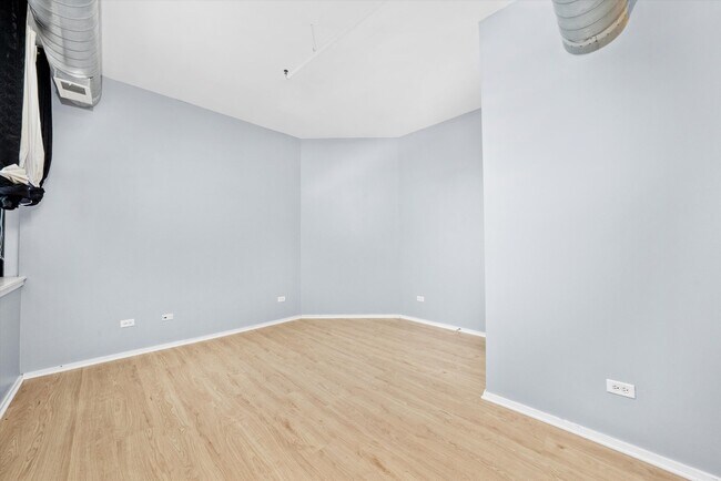 Building Photo - 2323 W Pershing Rd