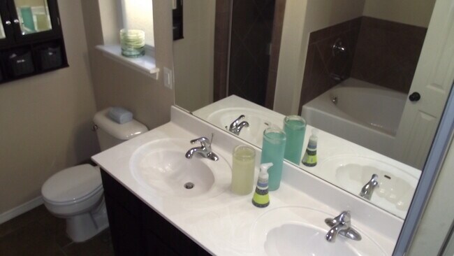 Building Photo - Northeast El Paso/Sandstone Ranch 4 bed with Refrig A/C!