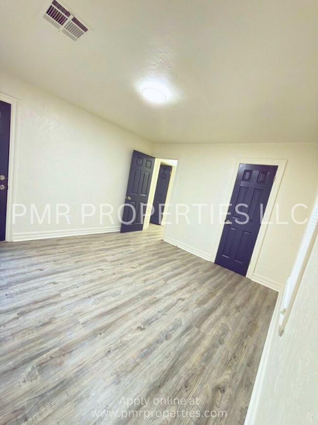 Building Photo - 2 Bedrooms - 1 Bath House